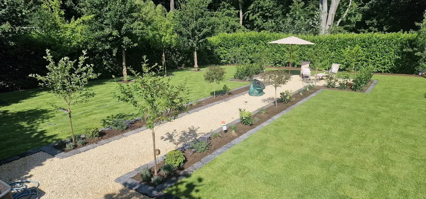 Liebevoll angelegter Familiengarten mit Rasen, Wegen und Beeten