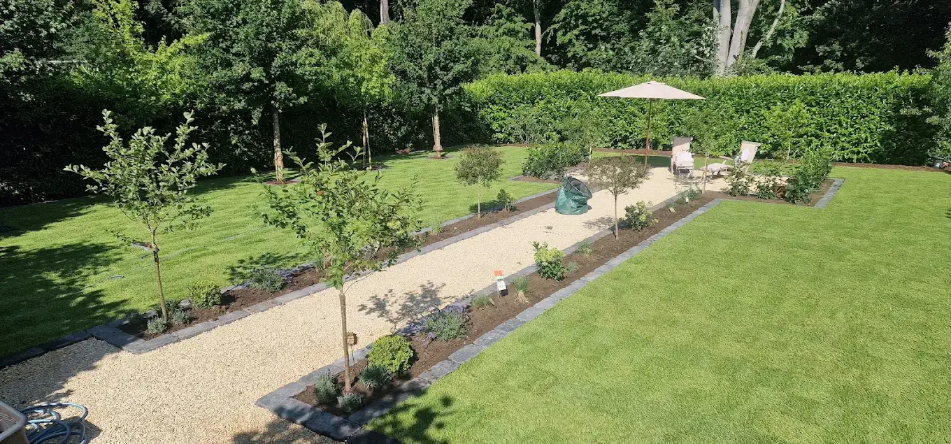 Liebevoll angelegter Familiengarten mit Rasen, Wegen und Beeten