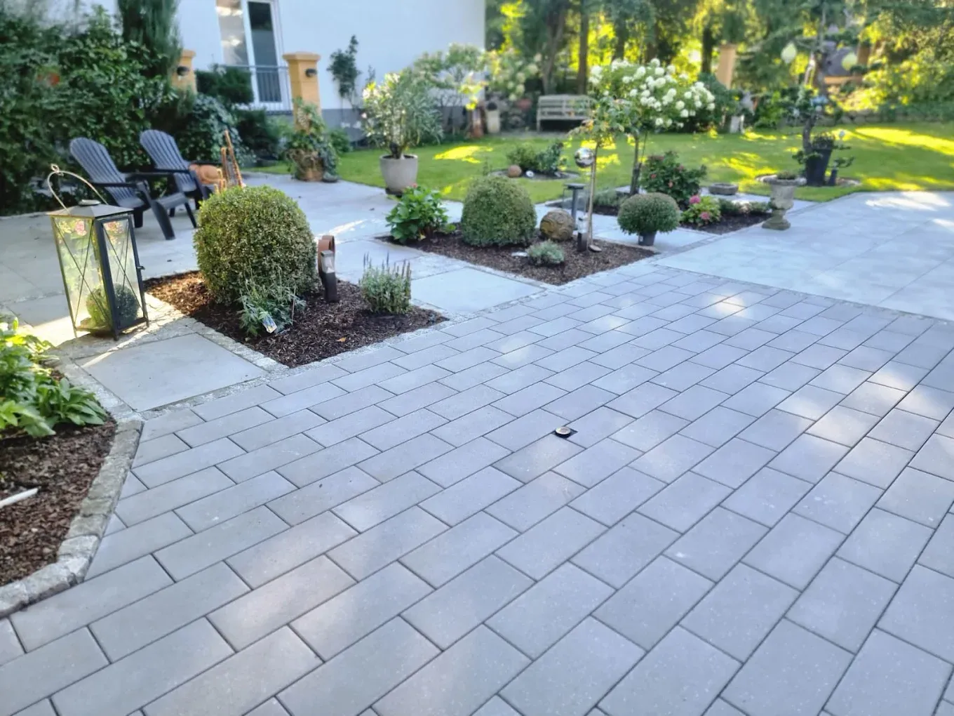 Nachher: Terrasse mit Bepflanzung und Loungemöbeln im warmen Abendlicht