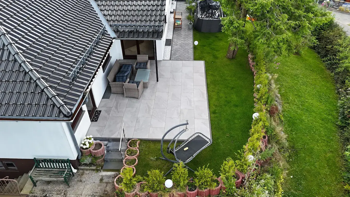 Gepflegter Garten an einem Wohnhaus
