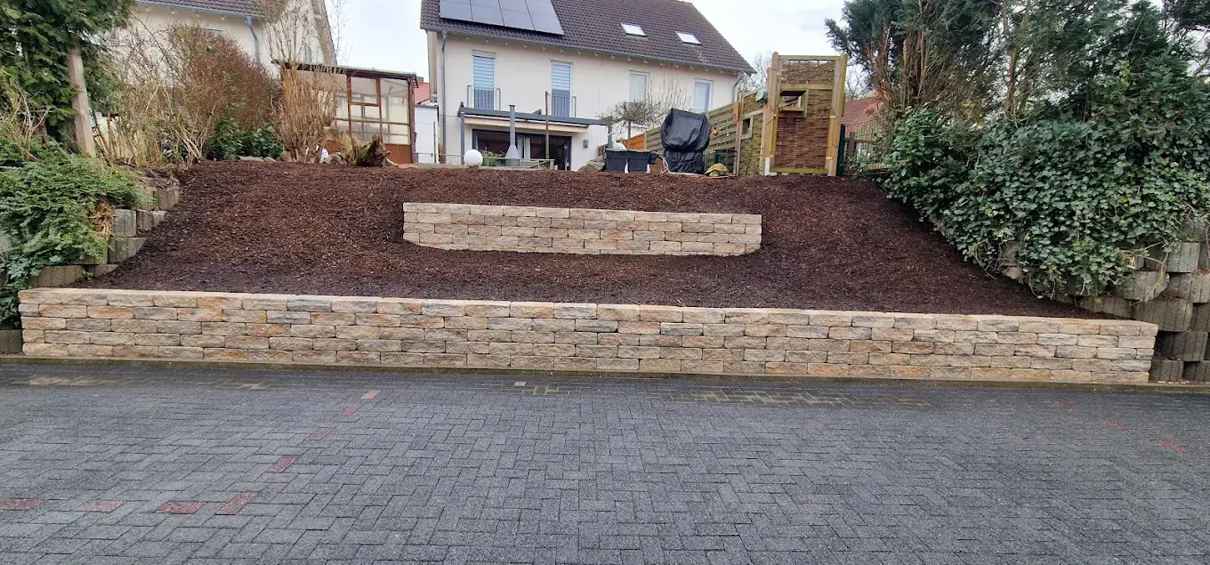 Angelegtes Hochbeet mit Mauer im Vorgarten während der Bauphase